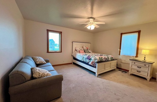 Heyburn House | Peaceful, fun 4-bedroom farmhouse in Heyburn perfect for relaxing stays