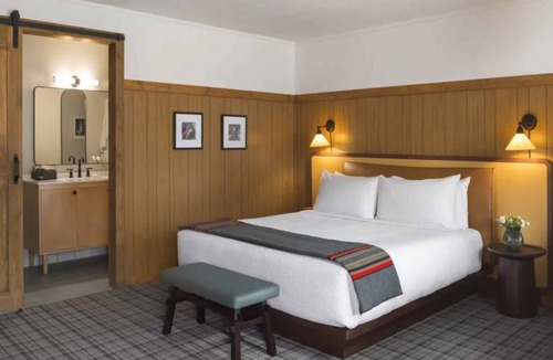 Jackson Hotel | Peaceful Getaway with Hot Tubs & Relaxing Courtyard