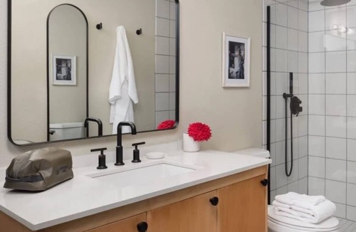Jackson Hotel | Peaceful Getaway with Hot Tubs & Relaxing Courtyard