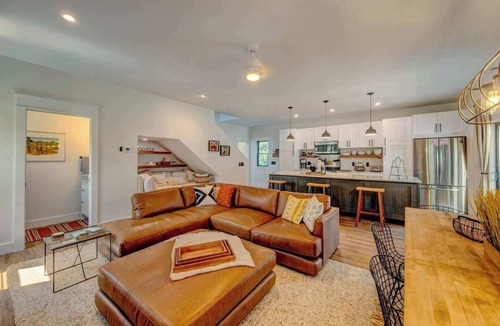 Sheridan House | Pearl of Sheridan — Luxe 3BR Downtown Retreat, Sheridan WY