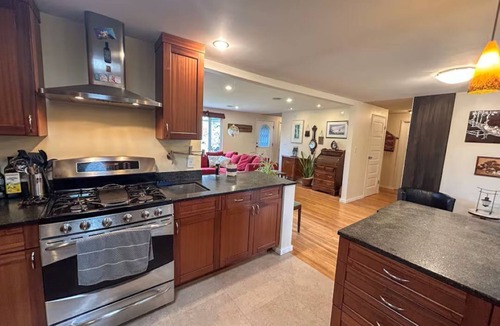 Shoreline House | Perfect Basecamp to explore the PNW and FIFA World Cup, easy walk to lightrail