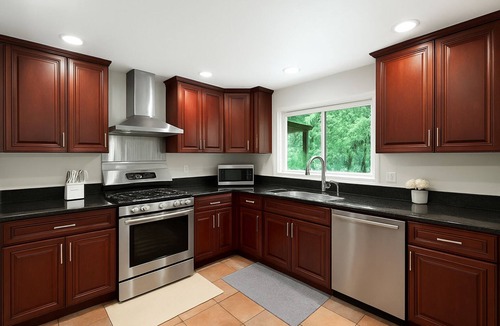 Sammamish House | Perfect Family Escape Hot Tub,Sauna,Gym, Game Room, EV charging, massager,GROUPS