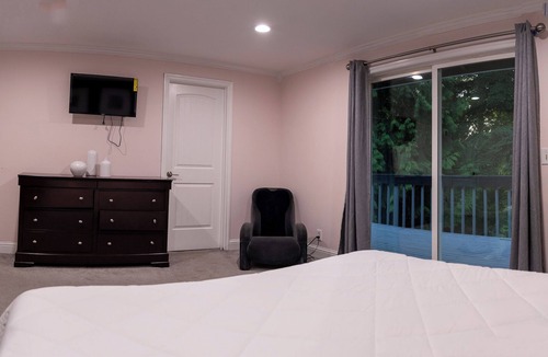 Sammamish House | Perfect Family Escape Hot Tub,Sauna,Gym, Game Room, EV charging, massager,GROUPS