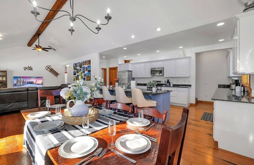 Donnelly House | Perfect home for groups near Lake Cascade, parking for trailers, 10 minutes to Tamarack