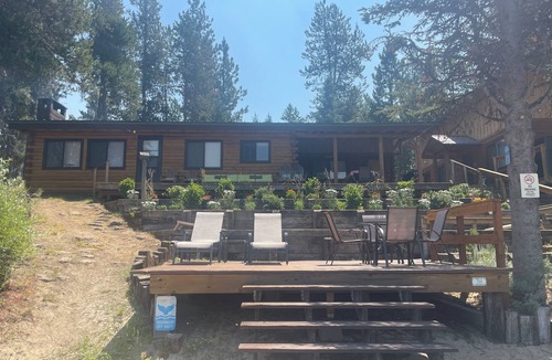 Donnelly Cabin | Perfect lakeside getaway, sandy beach-great for families and friends!