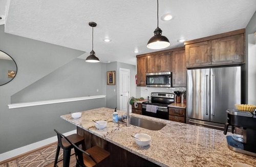 McCall House | Pet-friendly adventure hub with AC near downtown and Brundage