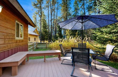 Donnelly House | Pet-Friendly Cabin Fenced Yard Near Lake