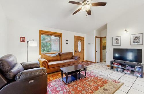 Donnelly House | Pet-Friendly Cabin Fenced Yard Near Lake