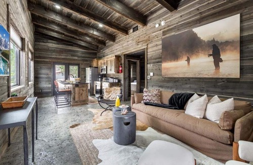 Last Chance House | Pet Friendly Home!- Mayfly Meadow | Cozy Cabin | World-Class Fishing | Fire Pit | BBQ