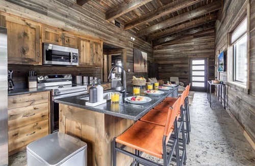 Last Chance House | Pet Friendly Home!- Mayfly Meadow | Cozy Cabin | World-Class Fishing | Fire Pit | BBQ