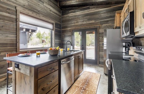 Last Chance House | Pet Friendly Home!- Mayfly Meadow | Cozy Cabin | World-Class Fishing | Fire Pit | BBQ