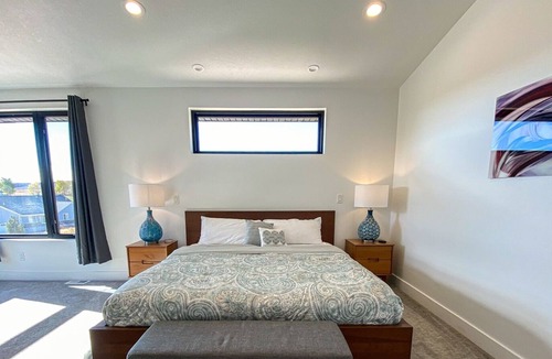 Sweetwater House | Pet Friendly! Luxury Lakeview Cabin near golf course and Ideal Beach Access