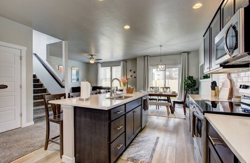 Meridian House | Pet Friendly Modern Home | King Bed | Near Freeway, Parks & Scheels | Meridian