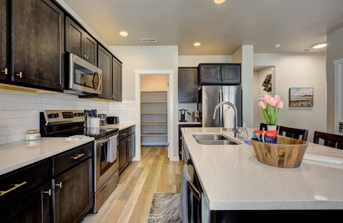 Meridian House | Pet Friendly Modern Home | King Bed | Near Freeway, Parks & Scheels | Meridian