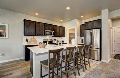 Meridian House | Pet Friendly Modern Home | King Bed | Near Freeway, Parks & Scheels | Meridian