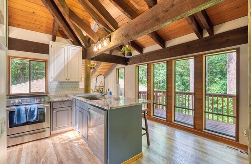 Beaverton Cabin | PNW Forest Cabin Hideaway - 5BR Near Wine Country, Nike & Intel