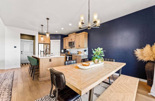 Southwest Ada County Alliance House | POOL - Modern Pet-Free Family Home - Fast Wi-Fi - Central Location