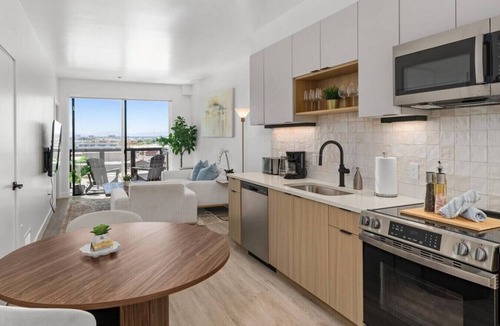 People's Freeway Apartment | Pool|Spa|Sauna|Free Parking|Gym| King bed/1 Bath