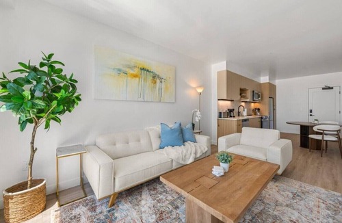People's Freeway Apartment | Pool|Spa|Sauna|Free Parking|Gym| King bed/1 Bath