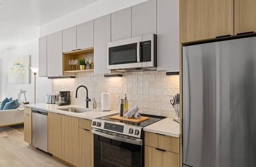 People's Freeway Apartment | Pool|Spa|Sauna|Free Parking|Gym| King bed/1 Bath