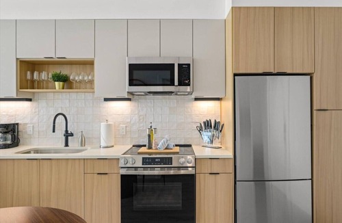 People's Freeway Apartment | Pool|Spa|Sauna|Free Parking|Gym| King bed/1 Bath