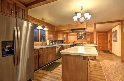 Gardiner House | Premier Home 4 Bedroom 2 Bathroom on Yellowstone River 10 min to Park Entrance