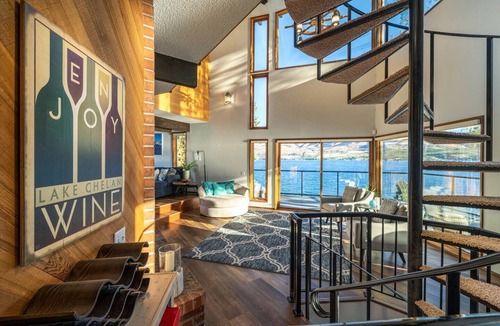 Manson House | Premier home, Waterfront, Views, Hot Tub, Dogs OK
