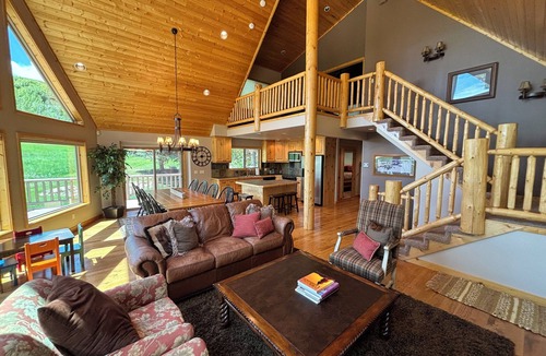 Harbor Village Cabin | Pristine 5 Bedroom 3 Bath Cabin 200yds to the Water! Complete privacy!