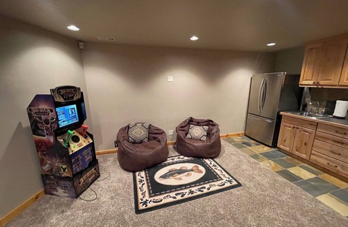 Harbor Village Cabin | Pristine 5 Bedroom 3 Bath Cabin 200yds to the Water! Complete privacy!