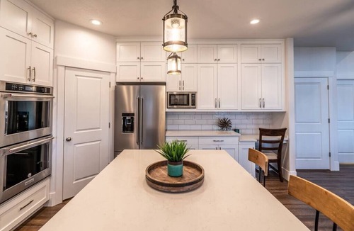 Pleasant Grove House | Pristine New*Home w/Hot Tub , 4 Bd 3.5 bth|Slps 18