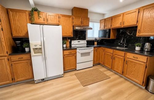 Surrey Newton Apartment | Private 2bed|1 bath spacious ground level suite with workspace, laundry, parking