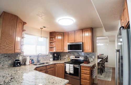 Ogden House | Private 6 Bd Gem w View+25Min to Snowbasin+Fenced Yard+Spa+Sleeps 12+Fiber Wifi!