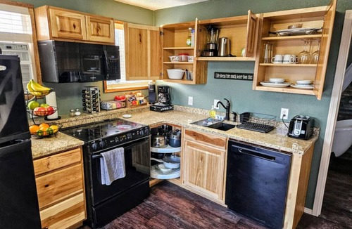 Clearfield Cabin | Private Cabin, Breakfast, Dbl Tub, 75`TV, Kayak, WD, BBQ