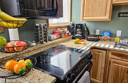 Clearfield Cabin | Private Cabin, Breakfast, Dbl Tub, 75`TV, Kayak, WD, BBQ