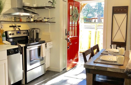 Hough House | Private & Comfortable Guesthouse close to Portland +AC!