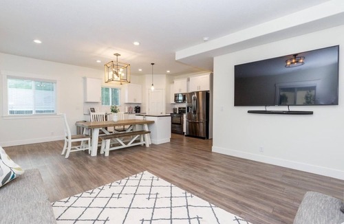 Ogden House | ⭐️Private Hot Tub + Fireplace + Covered Patio + 75" TV