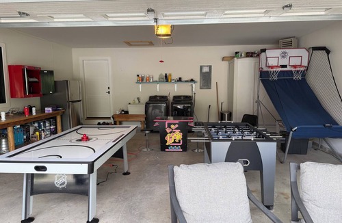 Bellevue House | Private Luxurious 3BR Bellevue Retreat with Hot Tub & Game Room Near River