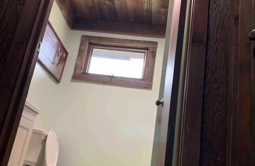 Custer Cottage | Private peaceful Copper top cabin on the world renowned Pere Marquette River!