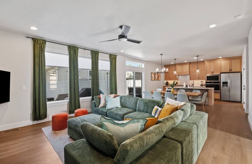 West Valley House | Pro Golf Simulator and Hot Tub, New Luxury 4 BR, Boise Home Sleeps 12