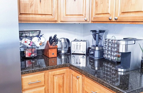 Capitol Hill House | PROMO 30 DAY STAYS, Private Home, Backyard Refuge,BBQ, Walk to Dwntwn, Pets, Spa