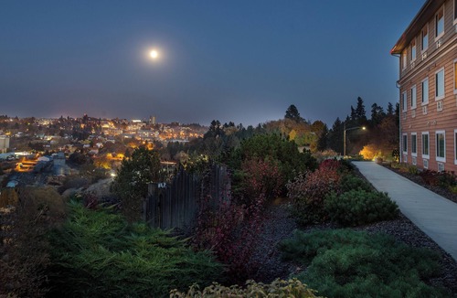 Pullman Hotel | Pullman Gem: Large Room with Free Breakfast, Private Parking and Guest