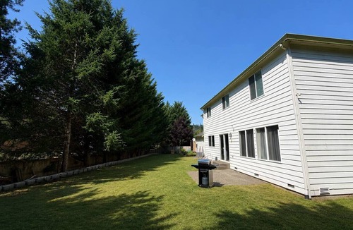 South Hill House | Puyallup Getaway 4BR, Games & Parking for 10 Cars