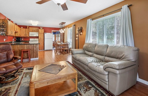 McGregor Cabin | Quaint Year Round Cabin with Access to Lake Minnewawa.