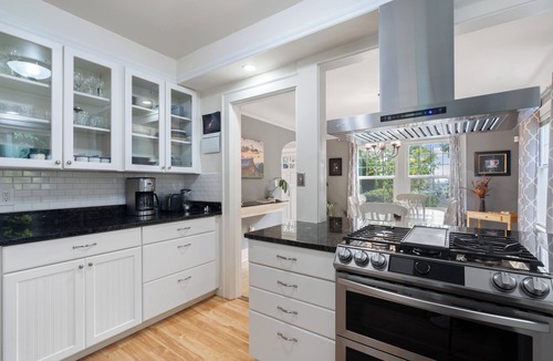 East Queen Anne House | Queen Anne Gem - Views of Space Needle & Lake
