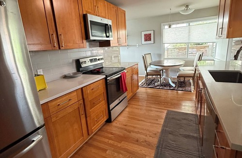 North Queen Anne House | Queen Anne Hillside 3BR with AC and stunning sunny views.