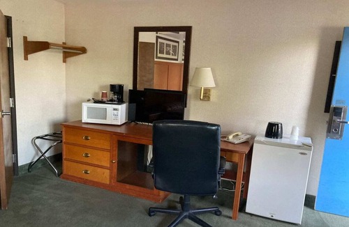 Stevenson Apartment | Queen Bed | Non-Smoking