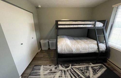 Dingle House | Quiet & Relaxing Farm Home/15 min from lake/Big Yard/Fun Games