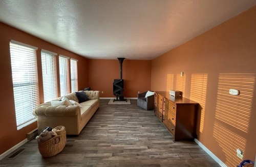 Dingle House | Quiet & Relaxing Farm Home/15 min from lake/Big Yard/Fun Games