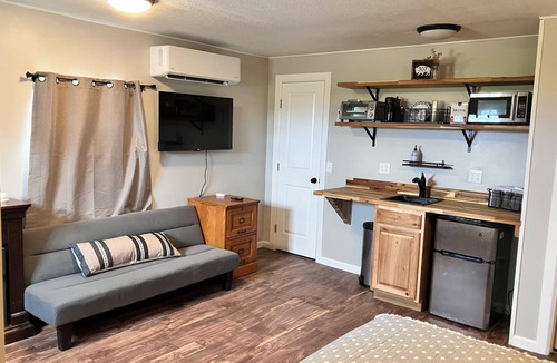 Lovell Cabin | Quiet Studio Cabin- with farm and mountain vistas between Lovell & Cowley WY,