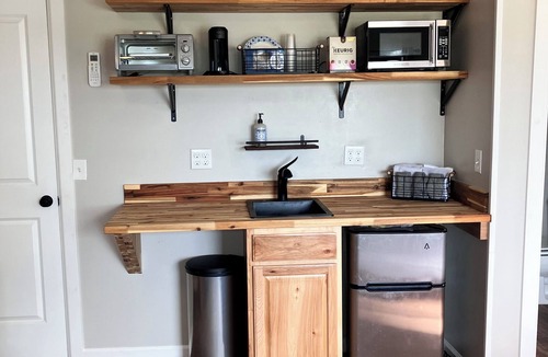 Lovell Cabin | Quiet Studio Cabin- with farm and mountain vistas between Lovell & Cowley WY,